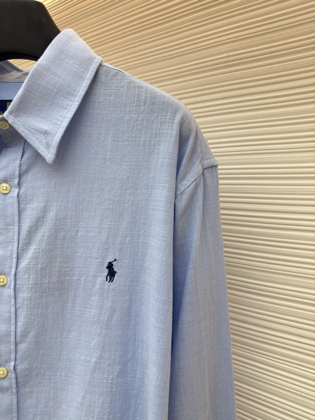 Ralph Lauren embroidered linen shirt ●Original version: Purchased and developed at 1690 ●Item number: 1680731-A75 ●Material: linen fabric ●Technology: embroidery production ●Version: fitted version ●Weight: about 240 grams ●Size: S-M-L-XL ●Description: Selected high-quality linen material with natural texture and breathability, firm and smooth, comfortable and skin-friendly, elegantly presented with a deep ink color The exquisite red pony mark is embellished, like a smart flame in the dark night. The clever design of the outer I-shaped pleated split back shoulder adds a sense of agility and detachment, and contains the soul of fashion in a minimalist shape. Adopt imported machine embroidery technology, use advanced computer control system and precision mechanical components to achieve the iconic pony embroidery operation with high precision and smooth and delicate lines. Adopting side-turning and embedded clamping stitching technology, it is smooth and tidy. The fabrics have been carefully washed and have a better feel and texture. They are not easy to deform, shrink or fade, and maintain long-term beauty. The overall wiring is straight and delicate, the fabric is comfortable and soft, and the color is consistent without color difference. It can be matched with the same style to create a fashionable look and control various occasions. Customized accessories, complete with three standards, same style for men and women!